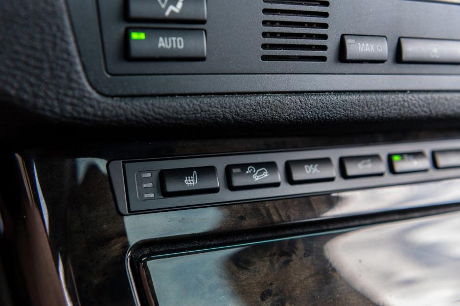 Детали интерьера BMW X5 4.8is (E53) 2004 года  (NA) (фото 58 из 104)